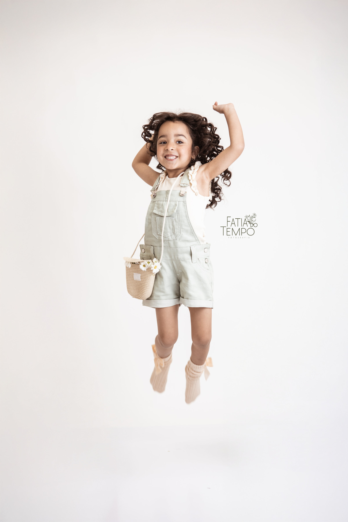 aniversário, primavera, infância, flores, alegria, colorido, natureza, delicadeza, sorrisos, leveza, encanto, brincadeira, espontaneidade, amor, família, jardim, celebração, luz natural, ternura, doçura, borboletas, esperança, crescimento, renovação, 