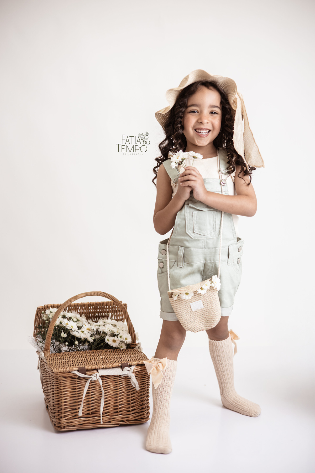 aniversário, primavera, infância, flores, alegria, colorido, natureza, delicadeza, sorrisos, leveza, encanto, brincadeira, espontaneidade, amor, família, jardim, celebração, luz natural, ternura, doçura, borboletas, esperança, crescimento, renovação, 