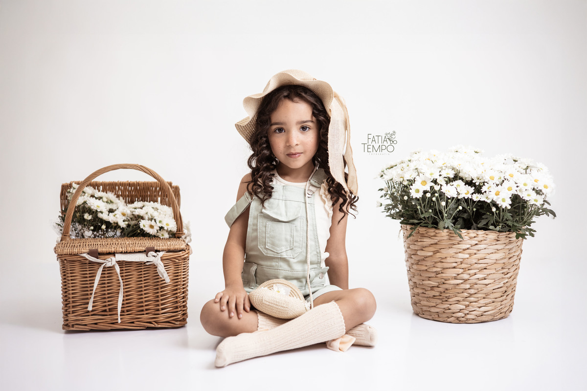 aniversário, primavera, infância, flores, alegria, colorido, natureza, delicadeza, sorrisos, leveza, encanto, brincadeira, espontaneidade, amor, família, jardim, celebração, luz natural, ternura, doçura, borboletas, esperança, crescimento, renovação, 