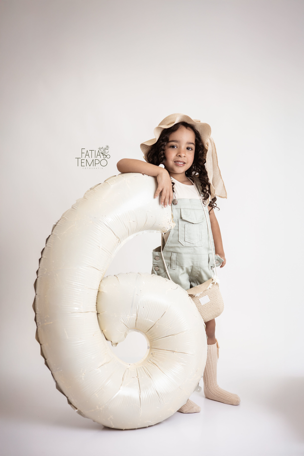 aniversário, primavera, infância, flores, alegria, colorido, natureza, delicadeza, sorrisos, leveza, encanto, brincadeira, espontaneidade, amor, família, jardim, celebração, luz natural, ternura, doçura, borboletas, esperança, crescimento, renovação, 