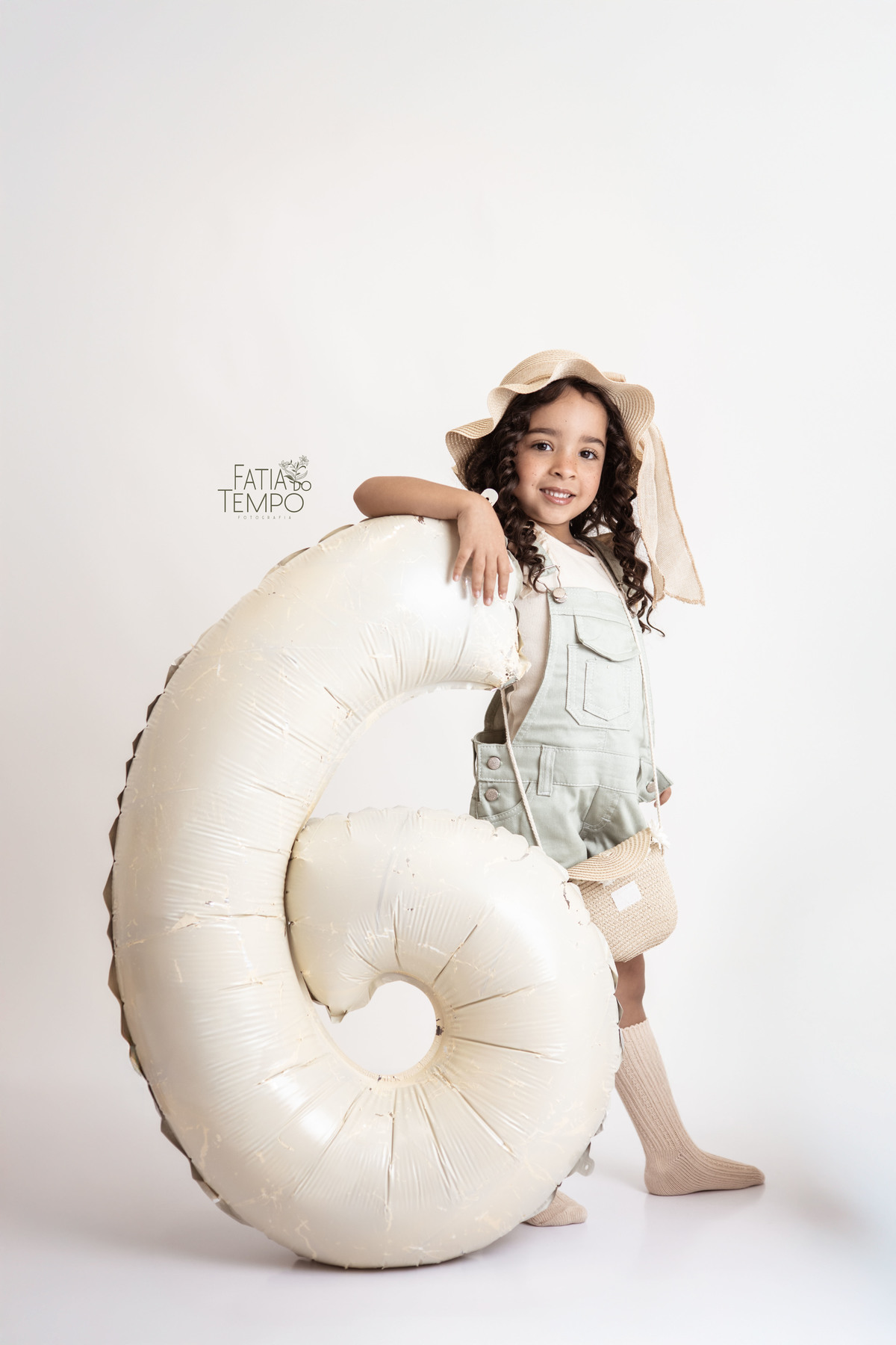 aniversário, primavera, infância, flores, alegria, colorido, natureza, delicadeza, sorrisos, leveza, encanto, brincadeira, espontaneidade, amor, família, jardim, celebração, luz natural, ternura, doçura, borboletas, esperança, crescimento, renovação, 