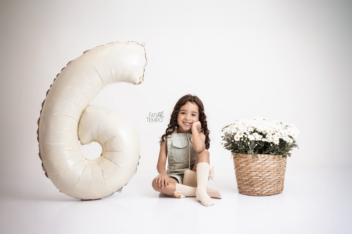 aniversário, primavera, infância, flores, alegria, colorido, natureza, delicadeza, sorrisos, leveza, encanto, brincadeira, espontaneidade, amor, família, jardim, celebração, luz natural, ternura, doçura, borboletas, esperança, crescimento, renovação, 