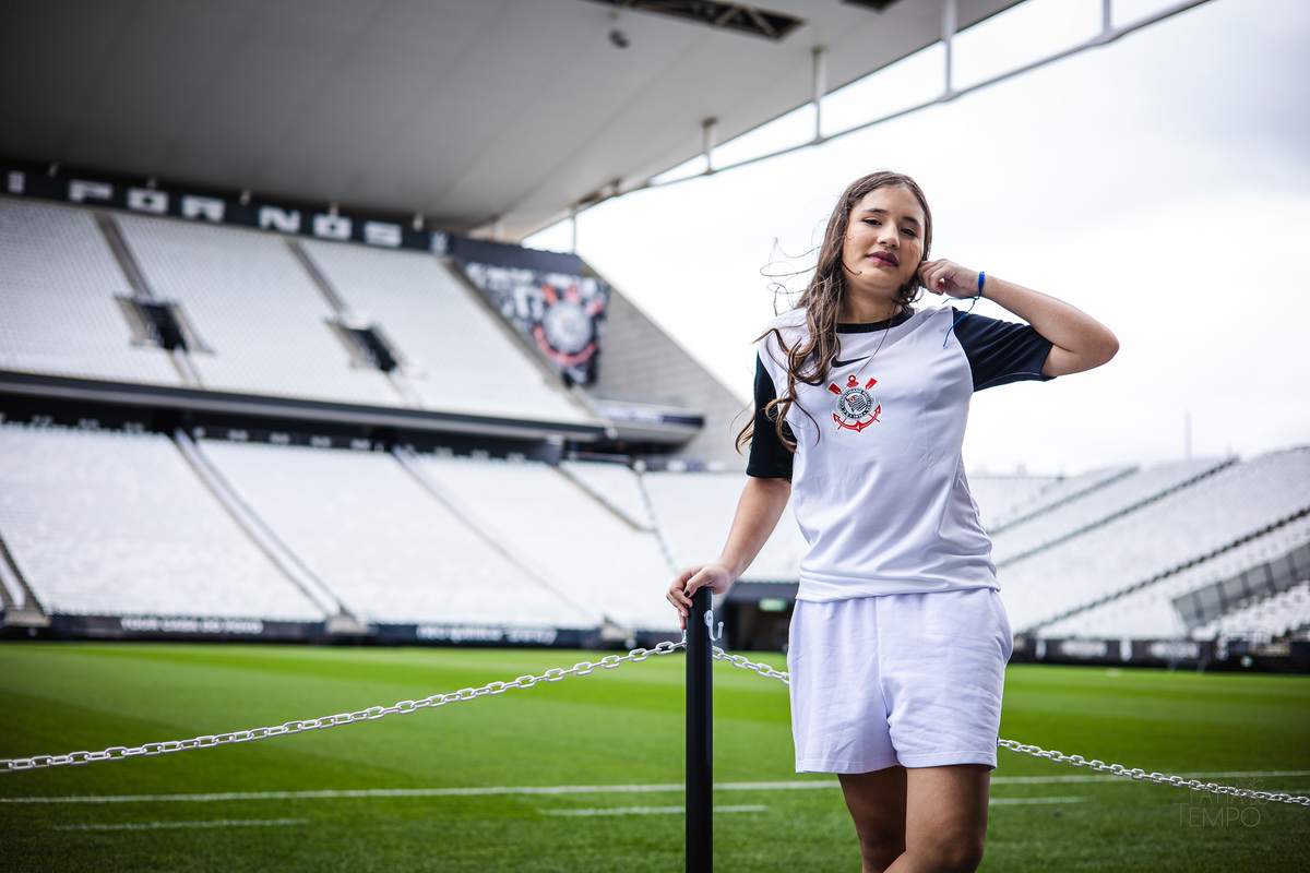 debutante, 15 anos, ensaio fotográfico, Corinthians, Arena Corinthians, futebol, estádio, torcedora, paixão, timão, uniforme, chuteira, arquibancada, campo, gramado, bola, emoção, juventude, beleza, sonho, celebração, fotografia, estilo, preto e branco