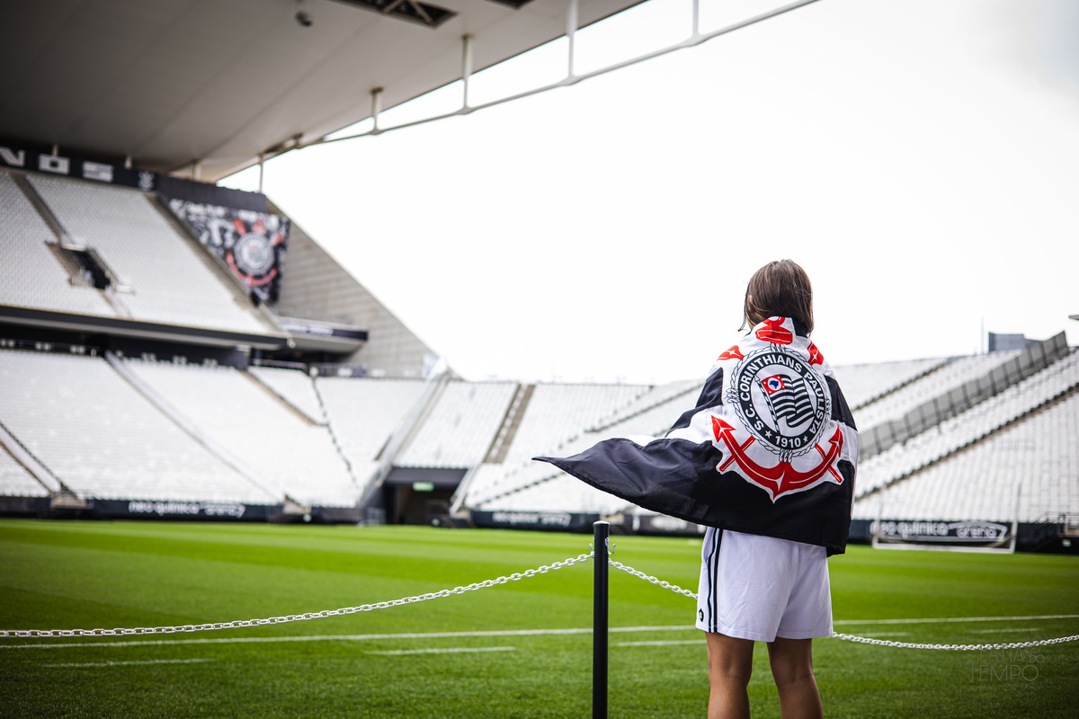 debutante, 15 anos, ensaio fotográfico, Corinthians, Arena Corinthians, futebol, estádio, torcedora, paixão, timão, uniforme, chuteira, arquibancada, campo, gramado, bola, emoção, juventude, beleza, sonho, celebração, fotografia, estilo, preto e branco