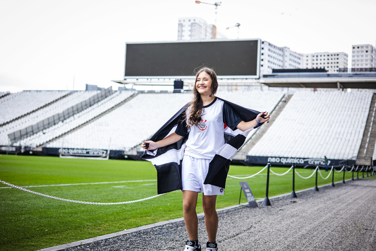 debutante, 15 anos, ensaio fotográfico, Corinthians, Arena Corinthians, futebol, estádio, torcedora, paixão, timão, uniforme, chuteira, arquibancada, campo, gramado, bola, emoção, juventude, beleza, sonho, celebração, fotografia, estilo, preto e branco
