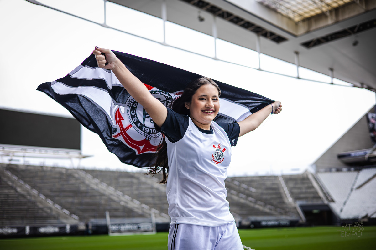 debutante, 15 anos, ensaio fotográfico, Corinthians, Arena Corinthians, futebol, estádio, torcedora, paixão, timão, uniforme, chuteira, arquibancada, campo, gramado, bola, emoção, juventude, beleza, sonho, celebração, fotografia, estilo, preto e branco