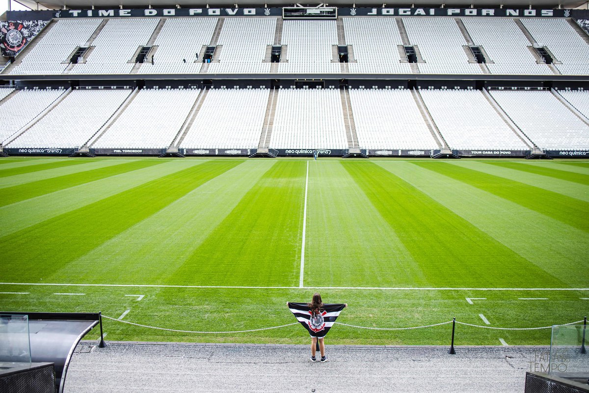 debutante, 15 anos, ensaio fotográfico, Corinthians, Arena Corinthians, futebol, estádio, torcedora, paixão, timão, uniforme, chuteira, arquibancada, campo, gramado, bola, emoção, juventude, beleza, sonho, celebração, fotografia, estilo, preto e branco
