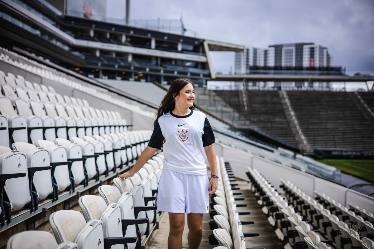 debutante, 15 anos, ensaio fotográfico, Corinthians, Arena Corinthians, futebol, estádio, torcedora, paixão, timão, uniforme, chuteira, arquibancada, campo, gramado, bola, emoção, juventude, beleza, sonho, celebração, fotografia, estilo, preto e branco