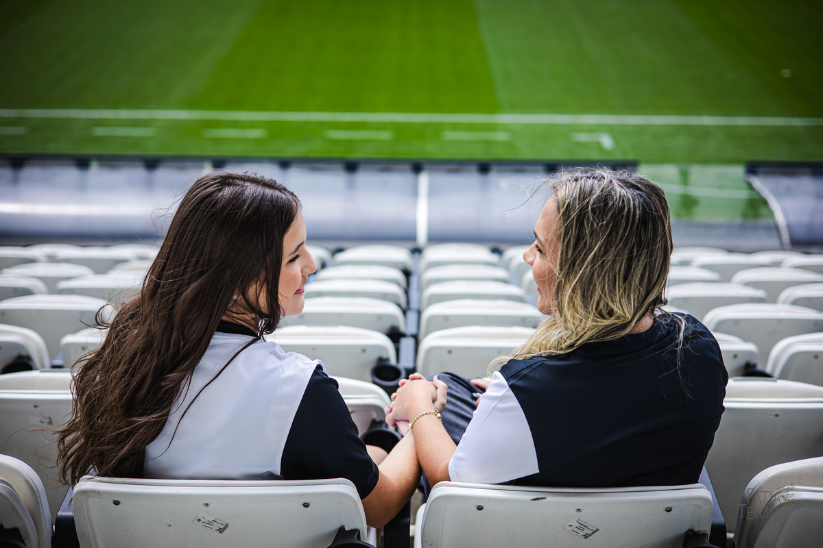 debutante, 15 anos, ensaio fotográfico, Corinthians, Arena Corinthians, futebol, estádio, torcedora, paixão, timão, uniforme, chuteira, arquibancada, campo, gramado, bola, emoção, juventude, beleza, sonho, celebração, fotografia, estilo, preto e branco