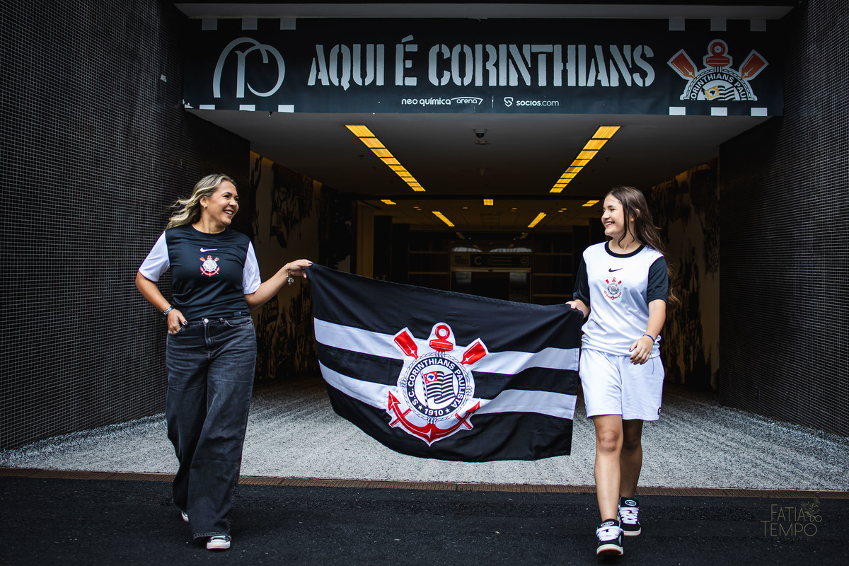 debutante, 15 anos, ensaio fotográfico, Corinthians, Arena Corinthians, futebol, estádio, torcedora, paixão, timão, uniforme, chuteira, arquibancada, campo, gramado, bola, emoção, juventude, beleza, sonho, celebração, fotografia, estilo, preto e branco