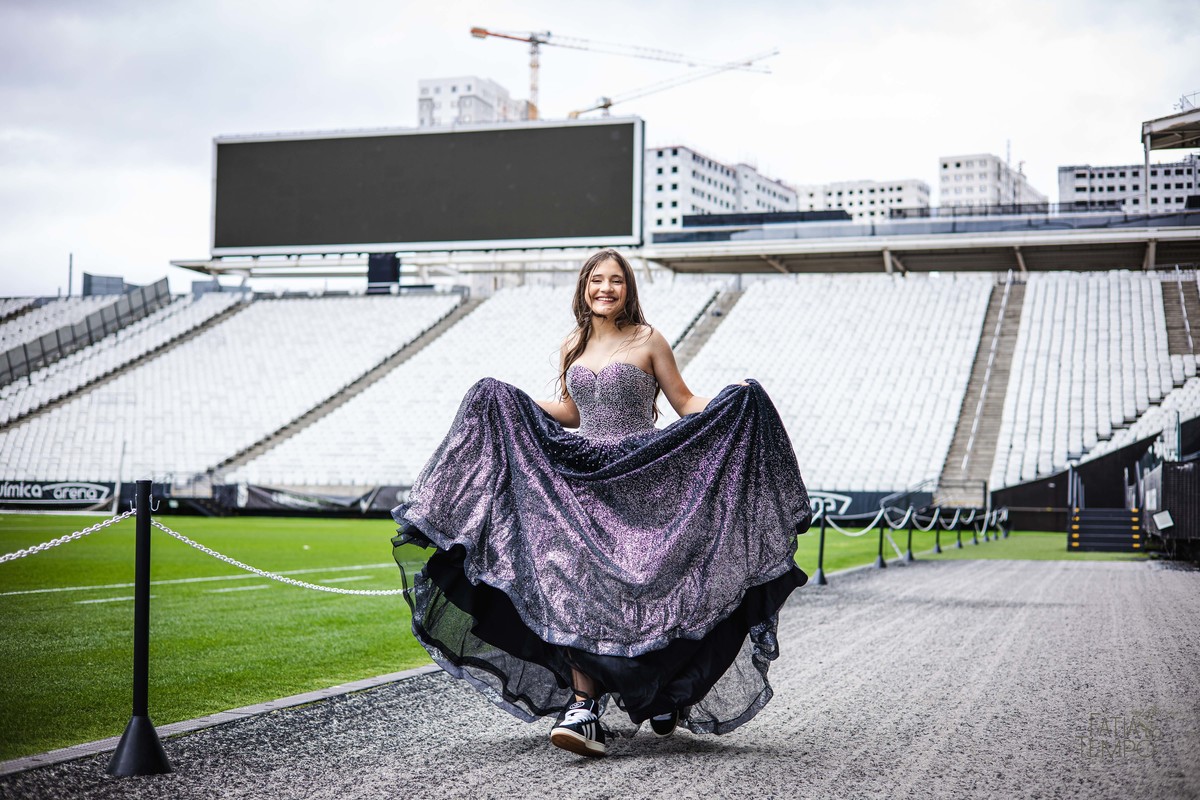debutante, 15 anos, ensaio fotográfico, Corinthians, Arena Corinthians, futebol, estádio, torcedora, paixão, timão, uniforme, chuteira, arquibancada, campo, gramado, bola, emoção, juventude, beleza, sonho, celebração, fotografia, estilo, preto e branco