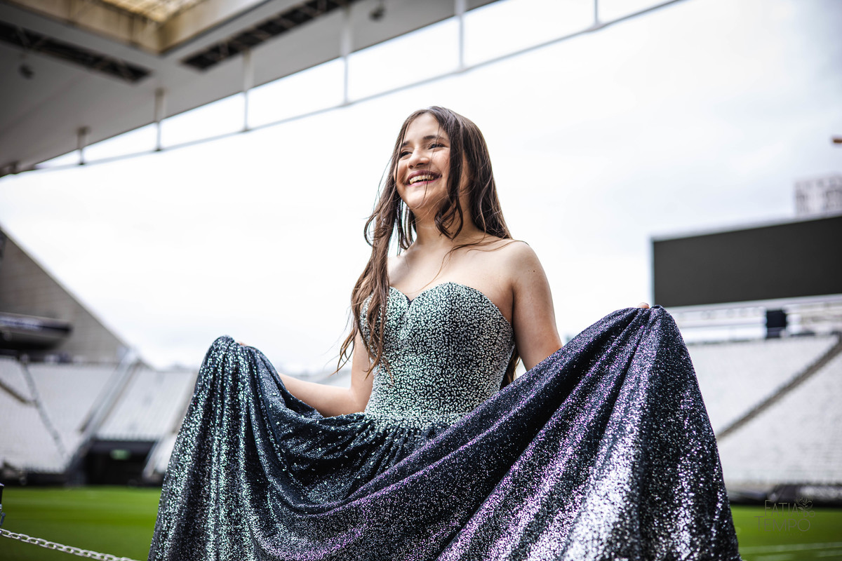 debutante, 15 anos, ensaio fotográfico, Corinthians, Arena Corinthians, futebol, estádio, torcedora, paixão, timão, uniforme, chuteira, arquibancada, campo, gramado, bola, emoção, juventude, beleza, sonho, celebração, fotografia, estilo, preto e branco