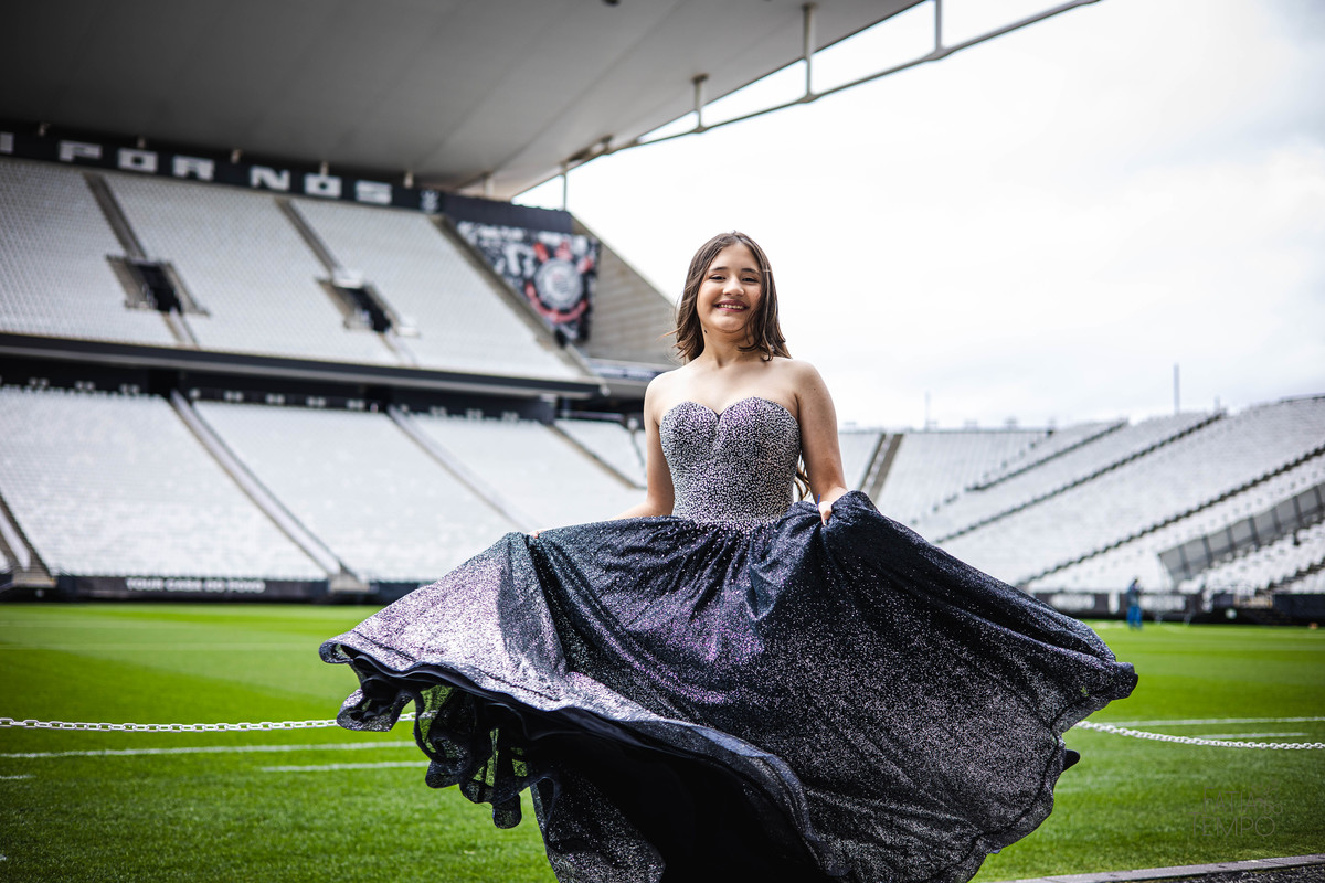 debutante, 15 anos, ensaio fotográfico, Corinthians, Arena Corinthians, futebol, estádio, torcedora, paixão, timão, uniforme, chuteira, arquibancada, campo, gramado, bola, emoção, juventude, beleza, sonho, celebração, fotografia, estilo, preto e branco