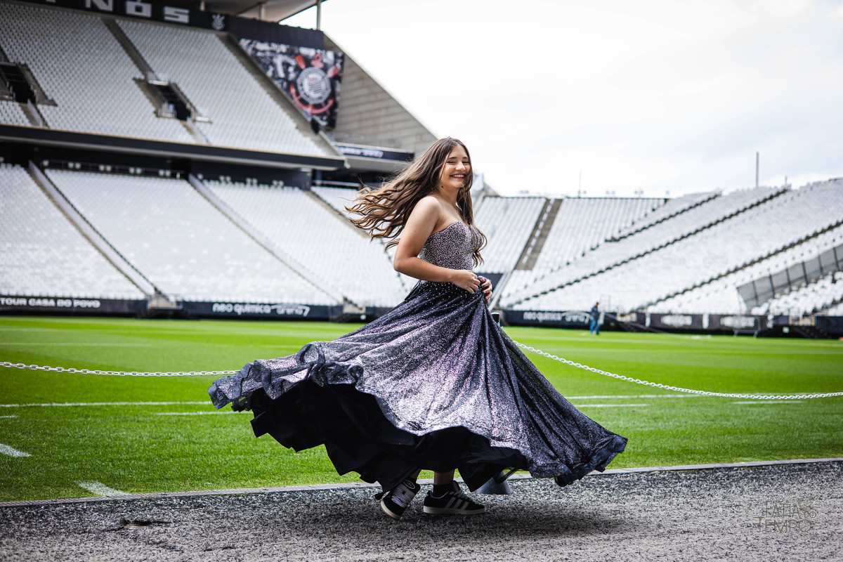 debutante, 15 anos, ensaio fotográfico, Corinthians, Arena Corinthians, futebol, estádio, torcedora, paixão, timão, uniforme, chuteira, arquibancada, campo, gramado, bola, emoção, juventude, beleza, sonho, celebração, fotografia, estilo, preto e branco