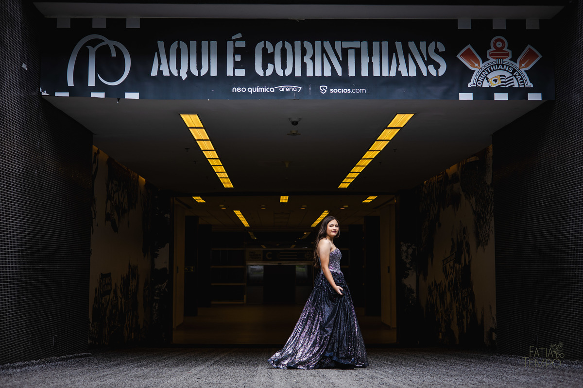 debutante, 15 anos, ensaio fotográfico, Corinthians, Arena Corinthians, futebol, estádio, torcedora, paixão, timão, uniforme, chuteira, arquibancada, campo, gramado, bola, emoção, juventude, beleza, sonho, celebração, fotografia, estilo, preto e branco