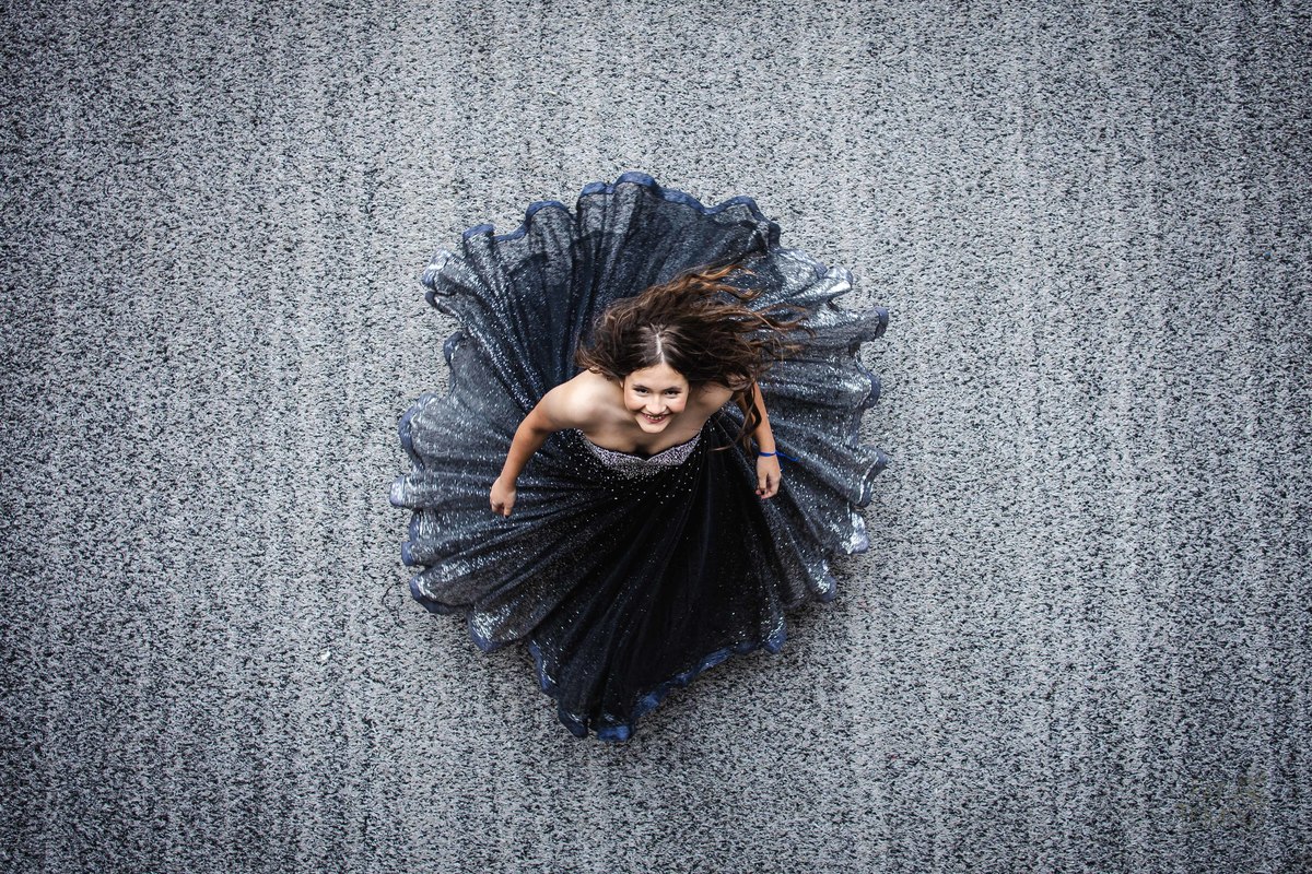 debutante, 15 anos, ensaio fotográfico, Corinthians, Arena Corinthians, futebol, estádio, torcedora, paixão, timão, uniforme, chuteira, arquibancada, campo, gramado, bola, emoção, juventude, beleza, sonho, celebração, fotografia, estilo, preto e branco