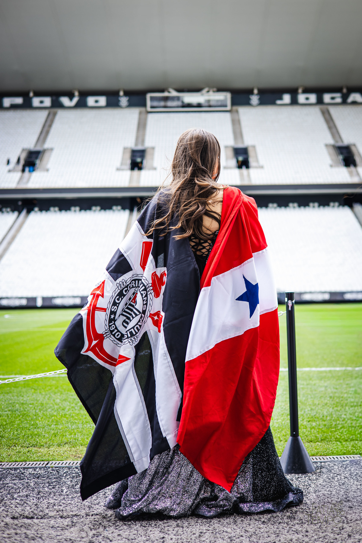 debutante, 15 anos, ensaio fotográfico, Corinthians, Arena Corinthians, futebol, estádio, torcedora, paixão, timão, uniforme, chuteira, arquibancada, campo, gramado, bola, emoção, juventude, beleza, sonho, celebração, fotografia, estilo, preto e branco