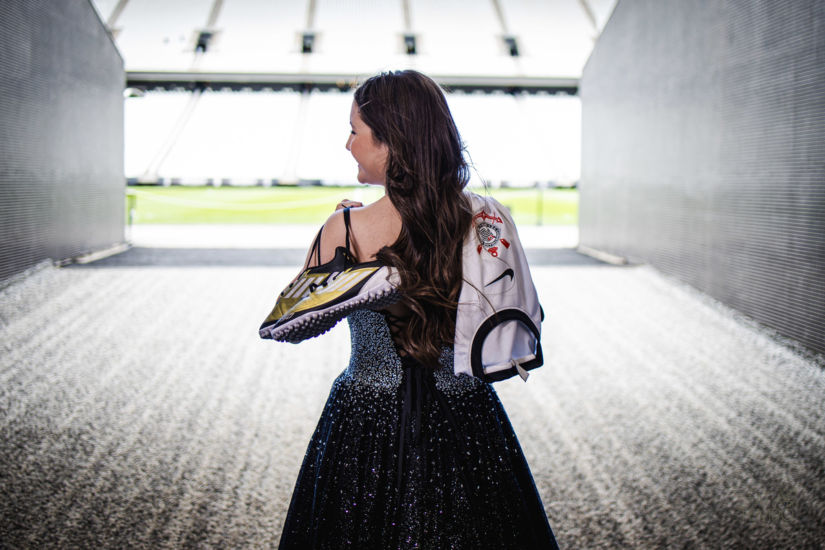 debutante, 15 anos, ensaio fotográfico, Corinthians, Arena Corinthians, futebol, estádio, torcedora, paixão, timão, uniforme, chuteira, arquibancada, campo, gramado, bola, emoção, juventude, beleza, sonho, celebração, fotografia, estilo, preto e branco