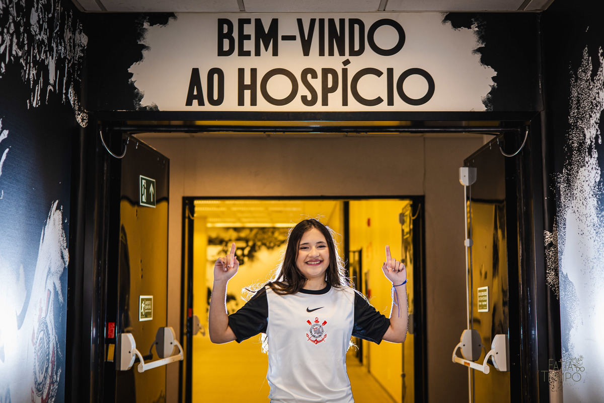 debutante, 15 anos, ensaio fotográfico, Corinthians, Arena Corinthians, futebol, estádio, torcedora, paixão, timão, uniforme, chuteira, arquibancada, campo, gramado, bola, emoção, juventude, beleza, sonho, celebração, fotografia, estilo, preto e branco