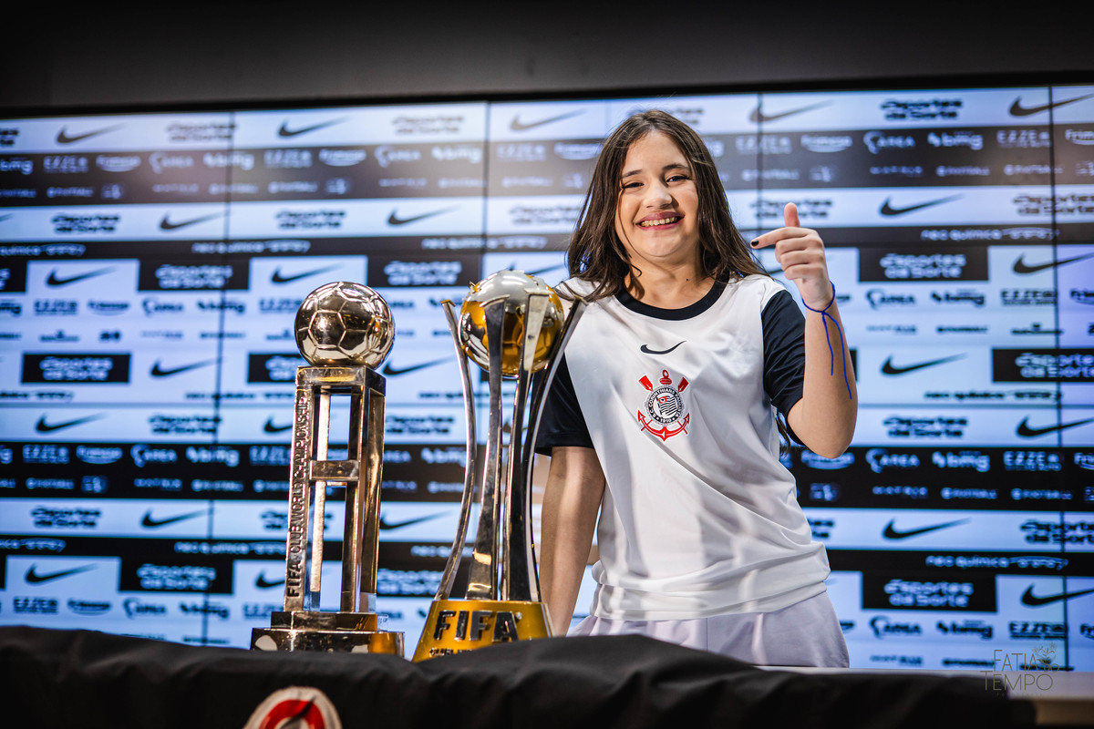 debutante, 15 anos, ensaio fotográfico, Corinthians, Arena Corinthians, futebol, estádio, torcedora, paixão, timão, uniforme, chuteira, arquibancada, campo, gramado, bola, emoção, juventude, beleza, sonho, celebração, fotografia, estilo, preto e branco