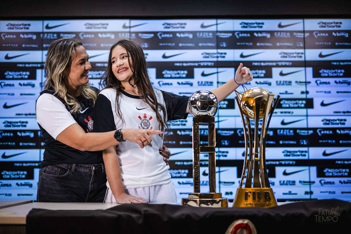 debutante, 15 anos, ensaio fotográfico, Corinthians, Arena Corinthians, futebol, estádio, torcedora, paixão, timão, uniforme, chuteira, arquibancada, campo, gramado, bola, emoção, juventude, beleza, sonho, celebração, fotografia, estilo, preto e branco