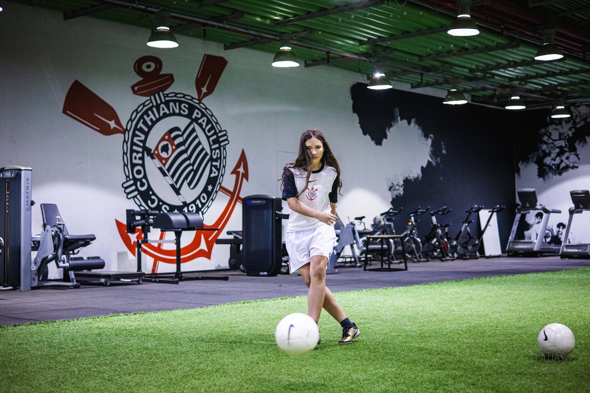 debutante, 15 anos, ensaio fotográfico, Corinthians, Arena Corinthians, futebol, estádio, torcedora, paixão, timão, uniforme, chuteira, arquibancada, campo, gramado, bola, emoção, juventude, beleza, sonho, celebração, fotografia, estilo, preto e branco