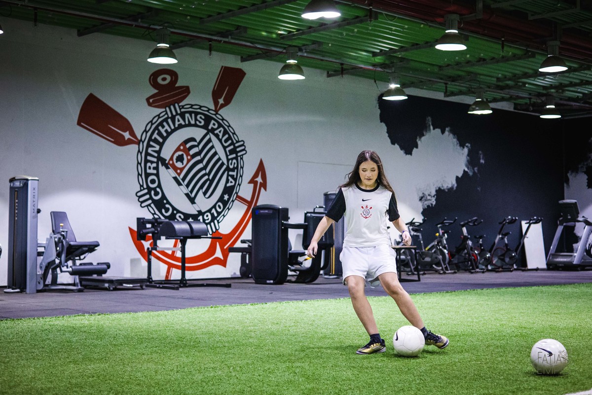 debutante, 15 anos, ensaio fotográfico, Corinthians, Arena Corinthians, futebol, estádio, torcedora, paixão, timão, uniforme, chuteira, arquibancada, campo, gramado, bola, emoção, juventude, beleza, sonho, celebração, fotografia, estilo, preto e branco