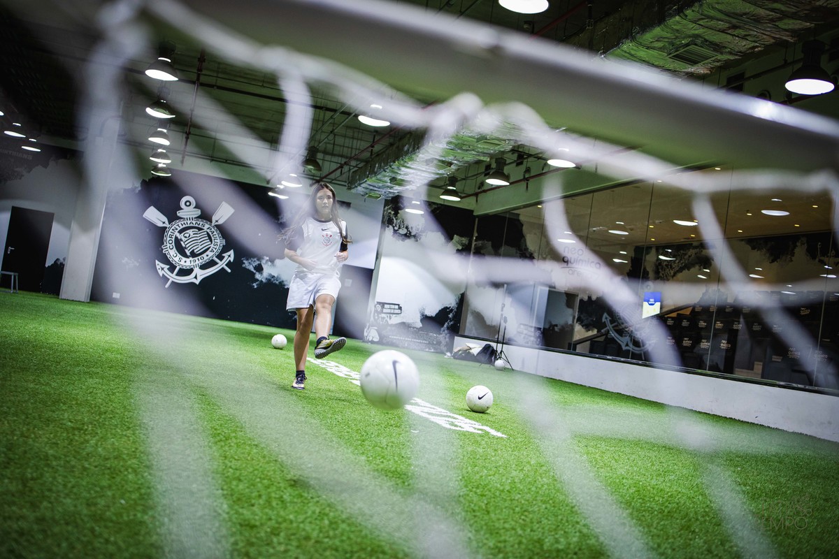 debutante, 15 anos, ensaio fotográfico, Corinthians, Arena Corinthians, futebol, estádio, torcedora, paixão, timão, uniforme, chuteira, arquibancada, campo, gramado, bola, emoção, juventude, beleza, sonho, celebração, fotografia, estilo, preto e branco