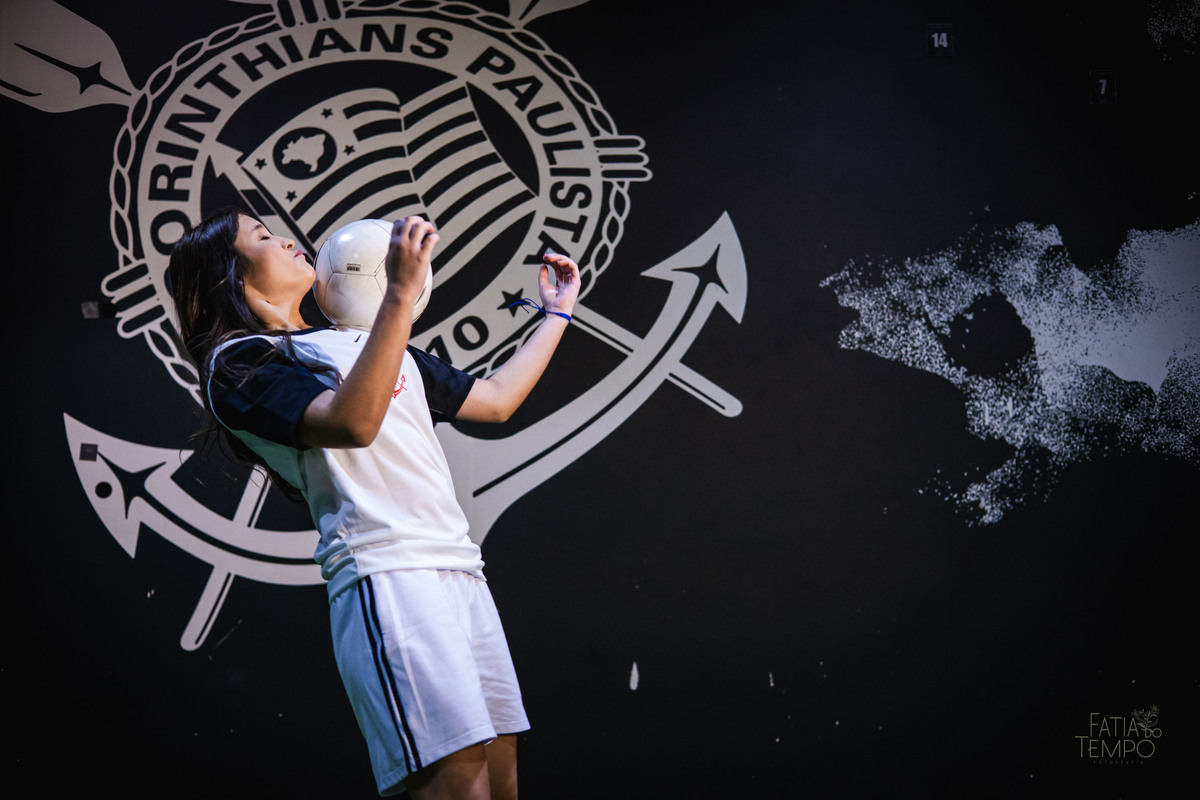 debutante, 15 anos, ensaio fotográfico, Corinthians, Arena Corinthians, futebol, estádio, torcedora, paixão, timão, uniforme, chuteira, arquibancada, campo, gramado, bola, emoção, juventude, beleza, sonho, celebração, fotografia, estilo, preto e branco