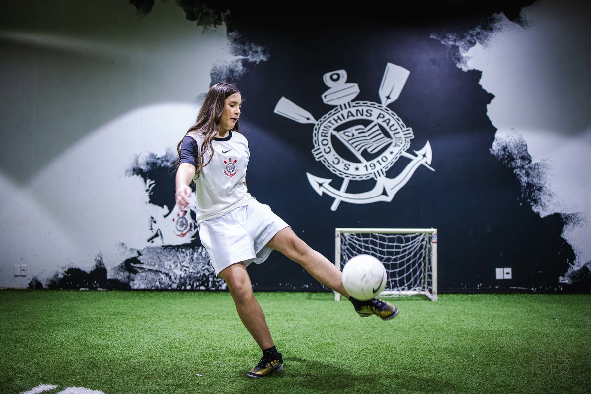 debutante, 15 anos, ensaio fotográfico, Corinthians, Arena Corinthians, futebol, estádio, torcedora, paixão, timão, uniforme, chuteira, arquibancada, campo, gramado, bola, emoção, juventude, beleza, sonho, celebração, fotografia, estilo, preto e branco