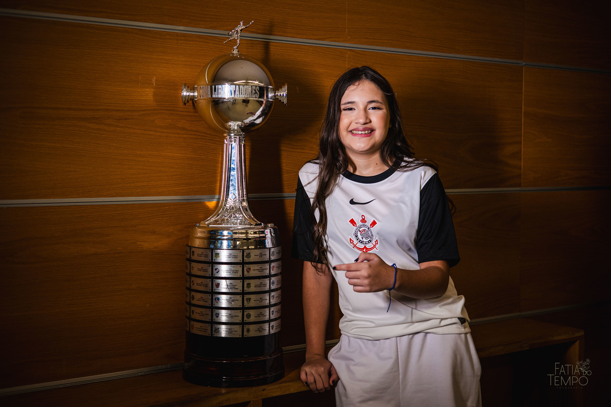 debutante, 15 anos, ensaio fotográfico, Corinthians, Arena Corinthians, futebol, estádio, torcedora, paixão, timão, uniforme, chuteira, arquibancada, campo, gramado, bola, emoção, juventude, beleza, sonho, celebração, fotografia, estilo, preto e branco