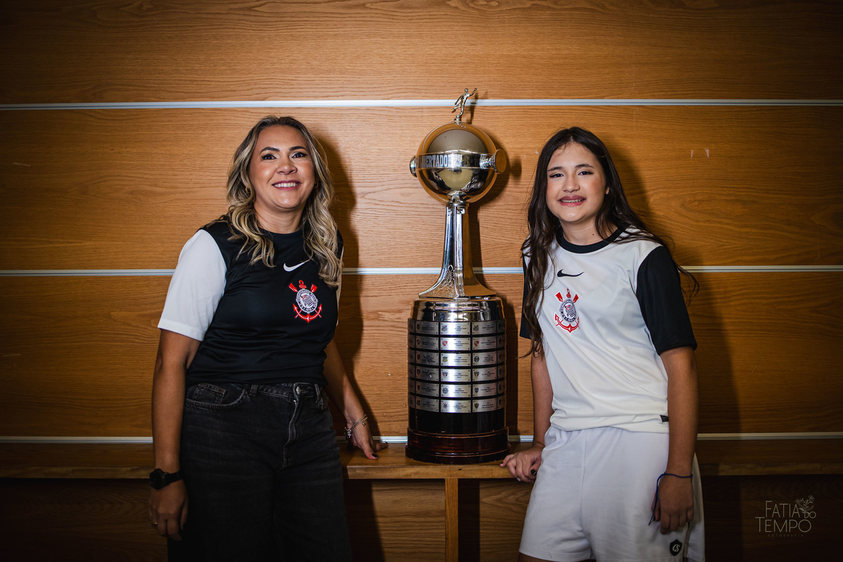debutante, 15 anos, ensaio fotográfico, Corinthians, Arena Corinthians, futebol, estádio, torcedora, paixão, timão, uniforme, chuteira, arquibancada, campo, gramado, bola, emoção, juventude, beleza, sonho, celebração, fotografia, estilo, preto e branco