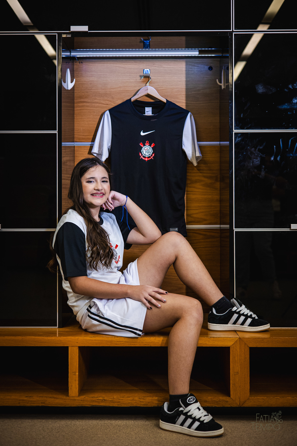 debutante, 15 anos, ensaio fotográfico, Corinthians, Arena Corinthians, futebol, estádio, torcedora, paixão, timão, uniforme, chuteira, arquibancada, campo, gramado, bola, emoção, juventude, beleza, sonho, celebração, fotografia, estilo, preto e branco