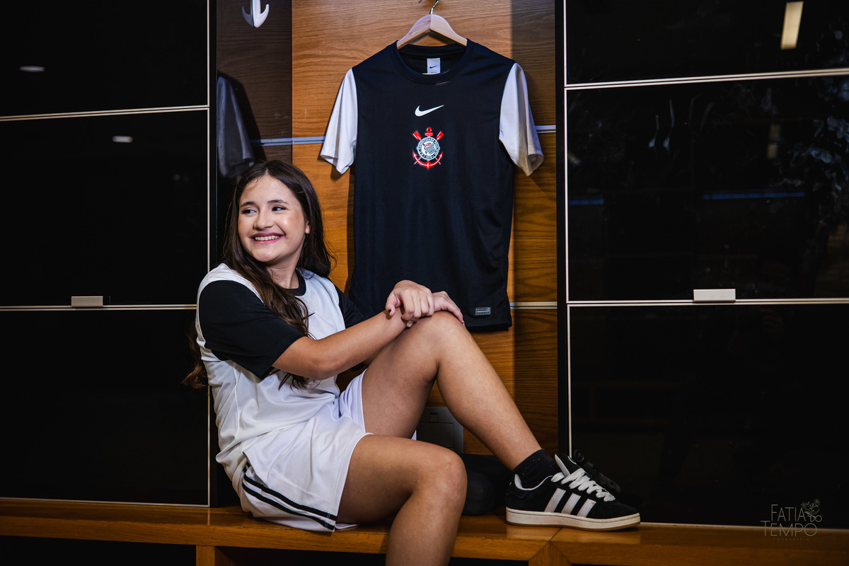 debutante, 15 anos, ensaio fotográfico, Corinthians, Arena Corinthians, futebol, estádio, torcedora, paixão, timão, uniforme, chuteira, arquibancada, campo, gramado, bola, emoção, juventude, beleza, sonho, celebração, fotografia, estilo, preto e branco
