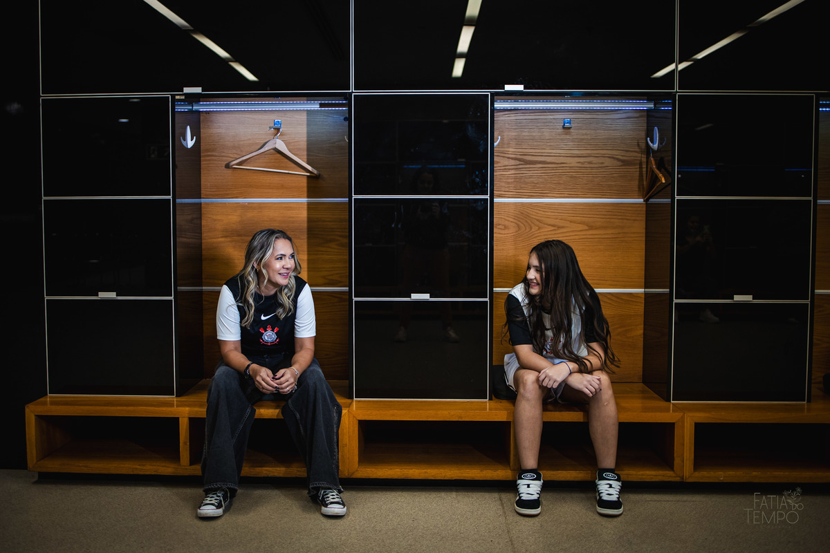 debutante, 15 anos, ensaio fotográfico, Corinthians, Arena Corinthians, futebol, estádio, torcedora, paixão, timão, uniforme, chuteira, arquibancada, campo, gramado, bola, emoção, juventude, beleza, sonho, celebração, fotografia, estilo, preto e branco