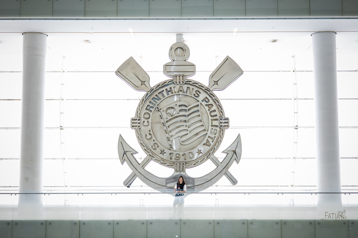 debutante, 15 anos, ensaio fotográfico, Corinthians, Arena Corinthians, futebol, estádio, torcedora, paixão, timão, uniforme, chuteira, arquibancada, campo, gramado, bola, emoção, juventude, beleza, sonho, celebração, fotografia, estilo, preto e branco