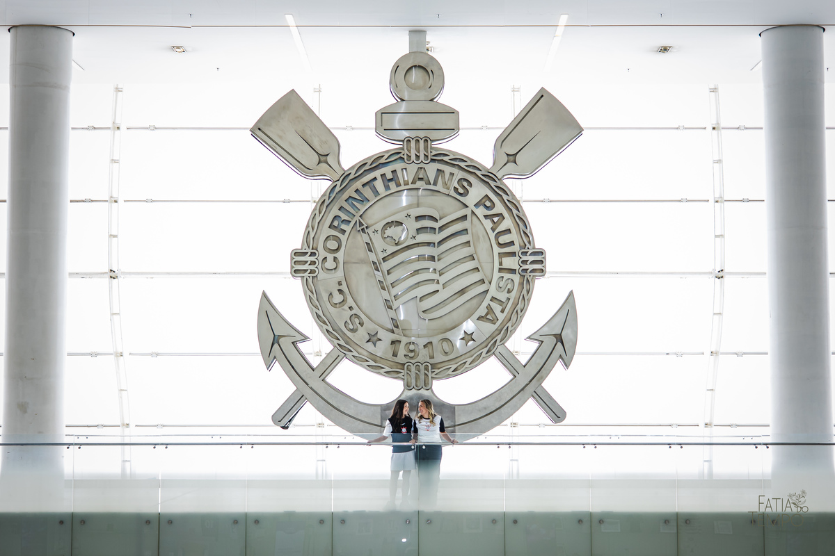 debutante, 15 anos, ensaio fotográfico, Corinthians, Arena Corinthians, futebol, estádio, torcedora, paixão, timão, uniforme, chuteira, arquibancada, campo, gramado, bola, emoção, juventude, beleza, sonho, celebração, fotografia, estilo, preto e branco