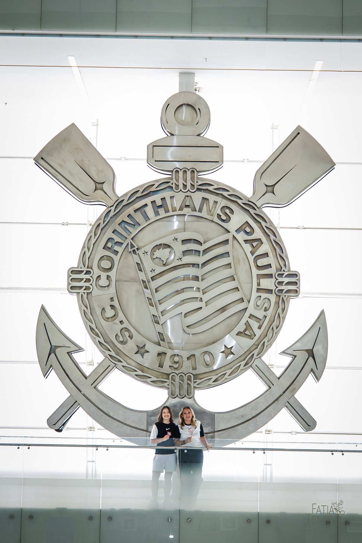 debutante, 15 anos, ensaio fotográfico, Corinthians, Arena Corinthians, futebol, estádio, torcedora, paixão, timão, uniforme, chuteira, arquibancada, campo, gramado, bola, emoção, juventude, beleza, sonho, celebração, fotografia, estilo, preto e branco