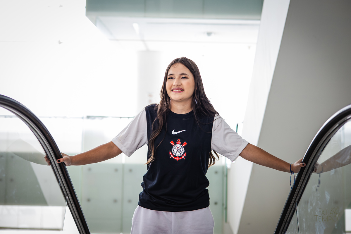debutante, 15 anos, ensaio fotográfico, Corinthians, Arena Corinthians, futebol, estádio, torcedora, paixão, timão, uniforme, chuteira, arquibancada, campo, gramado, bola, emoção, juventude, beleza, sonho, celebração, fotografia, estilo, preto e branco