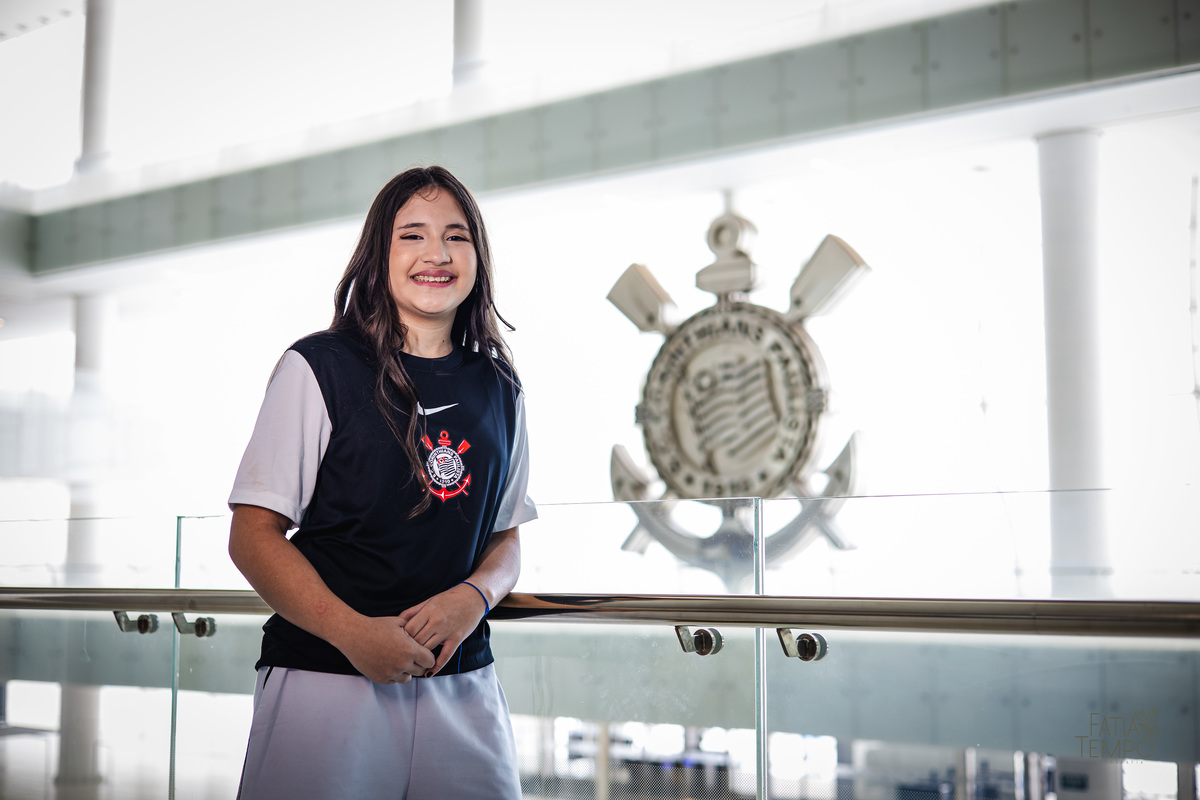 debutante, 15 anos, ensaio fotográfico, Corinthians, Arena Corinthians, futebol, estádio, torcedora, paixão, timão, uniforme, chuteira, arquibancada, campo, gramado, bola, emoção, juventude, beleza, sonho, celebração, fotografia, estilo, preto e branco