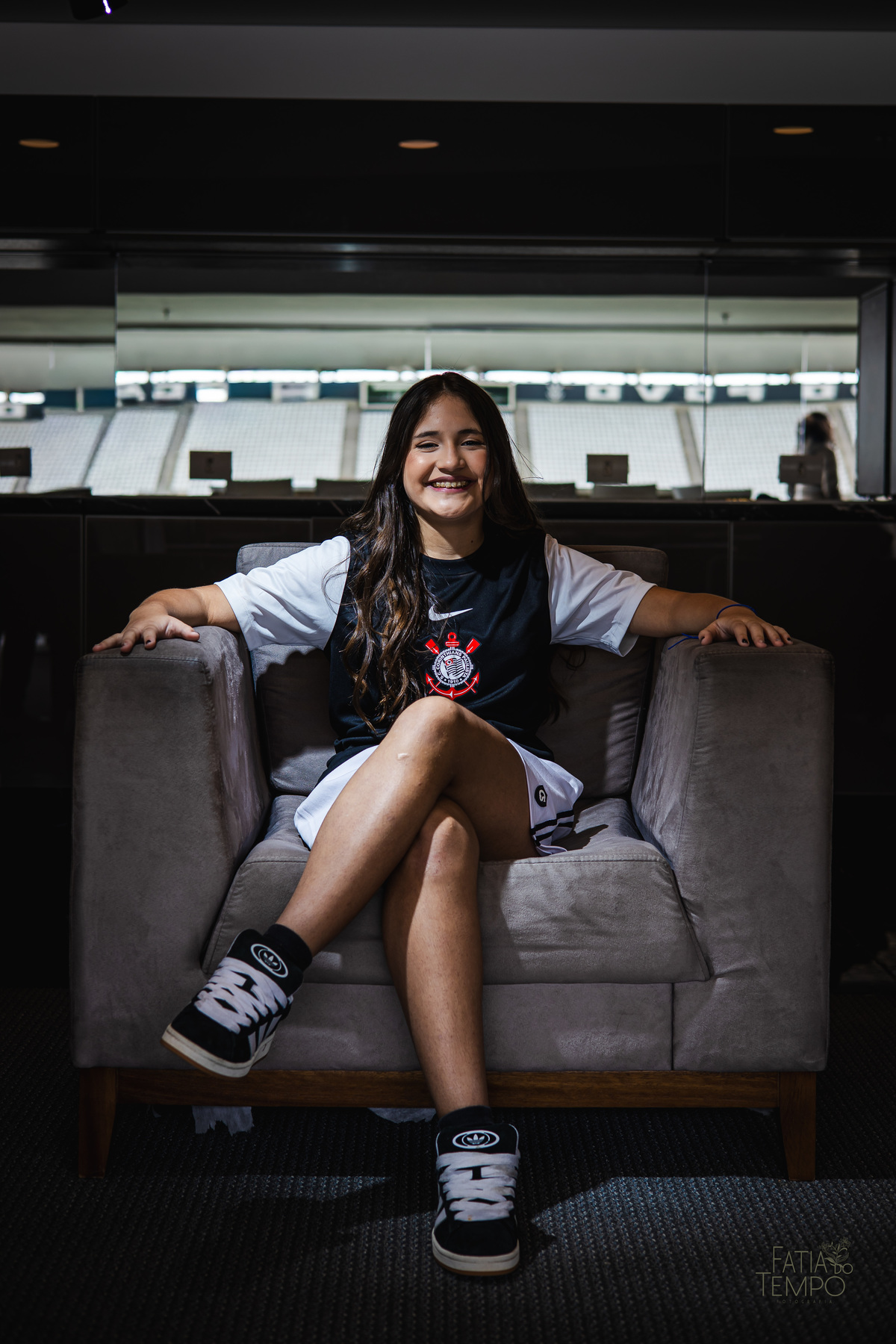 debutante, 15 anos, ensaio fotográfico, Corinthians, Arena Corinthians, futebol, estádio, torcedora, paixão, timão, uniforme, chuteira, arquibancada, campo, gramado, bola, emoção, juventude, beleza, sonho, celebração, fotografia, estilo, preto e branco