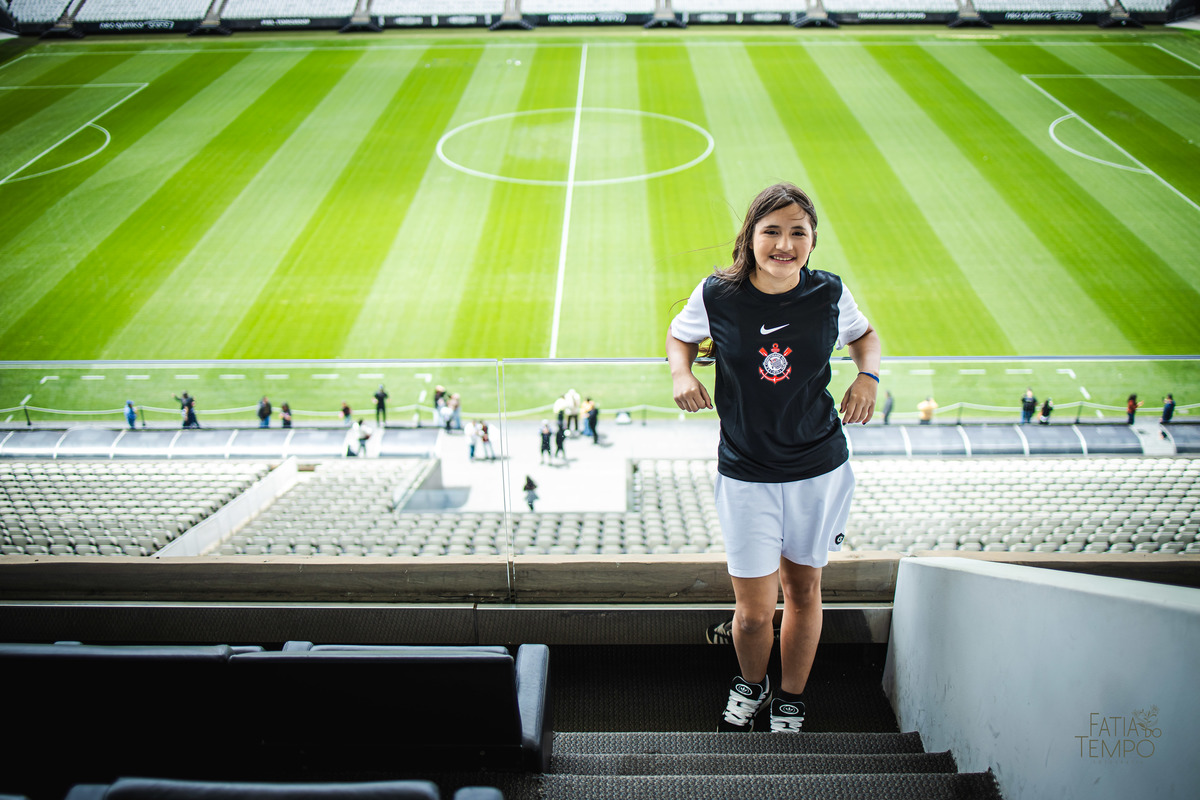 debutante, 15 anos, ensaio fotográfico, Corinthians, Arena Corinthians, futebol, estádio, torcedora, paixão, timão, uniforme, chuteira, arquibancada, campo, gramado, bola, emoção, juventude, beleza, sonho, celebração, fotografia, estilo, preto e branco