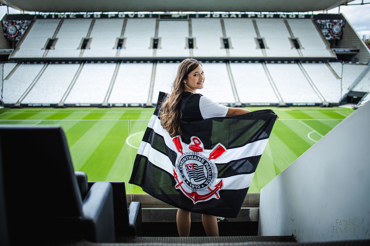 debutante, 15 anos, ensaio fotográfico, Corinthians, Arena Corinthians, futebol, estádio, torcedora, paixão, timão, uniforme, chuteira, arquibancada, campo, gramado, bola, emoção, juventude, beleza, sonho, celebração, fotografia, estilo, preto e branco