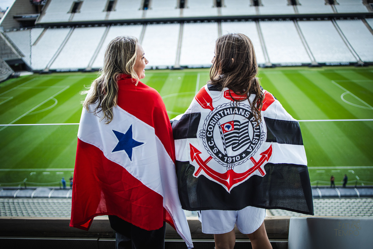 debutante, 15 anos, ensaio fotográfico, Corinthians, Arena Corinthians, futebol, estádio, torcedora, paixão, timão, uniforme, chuteira, arquibancada, campo, gramado, bola, emoção, juventude, beleza, sonho, celebração, fotografia, estilo, preto e branco