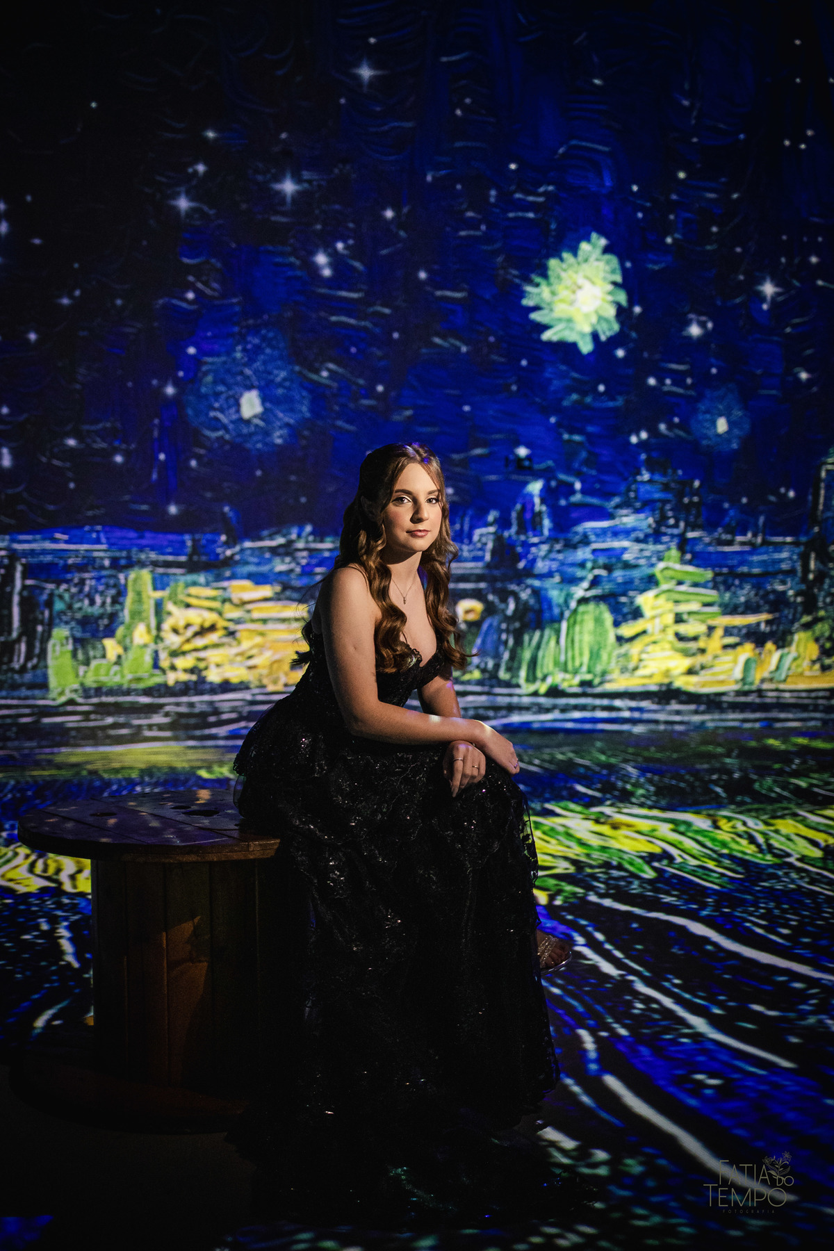 EnsaioFotográfico15Anos, VanGogh&Impressionistas, Debutante, ExposiçãoImersiva, NoiteEstrelada, Girassóis, Pinceladas, ArteElegante, SweetFifteen, Impressionismo, VincentVanGogh, VestidoDeFesta, SonhoEmArte, CoresVibrantes, LuzEContraste, EnsaioTemático, 