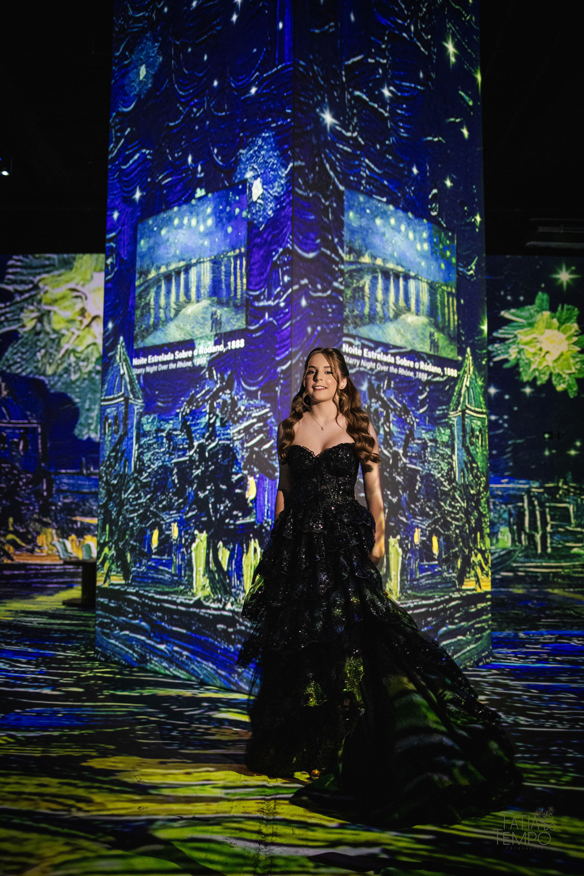 EnsaioFotográfico15Anos, VanGogh&Impressionistas, Debutante, ExposiçãoImersiva, NoiteEstrelada, Girassóis, Pinceladas, ArteElegante, SweetFifteen, Impressionismo, VincentVanGogh, VestidoDeFesta, SonhoEmArte, CoresVibrantes, LuzEContraste, EnsaioTemático, 