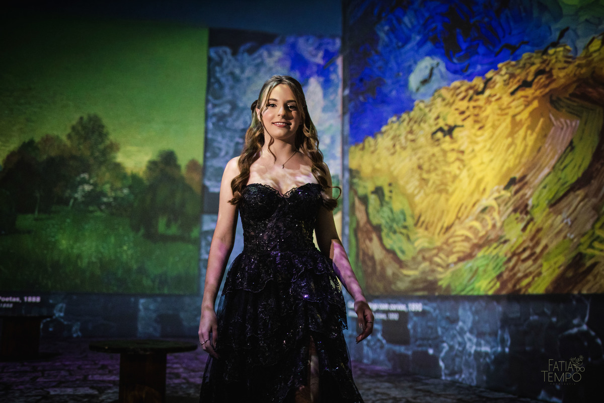 EnsaioFotográfico15Anos, VanGogh&Impressionistas, Debutante, ExposiçãoImersiva, NoiteEstrelada, Girassóis, Pinceladas, ArteElegante, SweetFifteen, Impressionismo, VincentVanGogh, VestidoDeFesta, SonhoEmArte, CoresVibrantes, LuzEContraste, EnsaioTemático, 