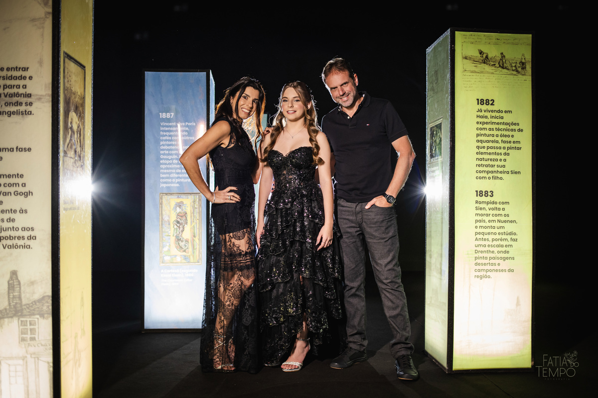 EnsaioFotográfico15Anos, VanGogh&Impressionistas, Debutante, ExposiçãoImersiva, NoiteEstrelada, Girassóis, Pinceladas, ArteElegante, SweetFifteen, Impressionismo, VincentVanGogh, VestidoDeFesta, SonhoEmArte, CoresVibrantes, LuzEContraste, EnsaioTemático, 