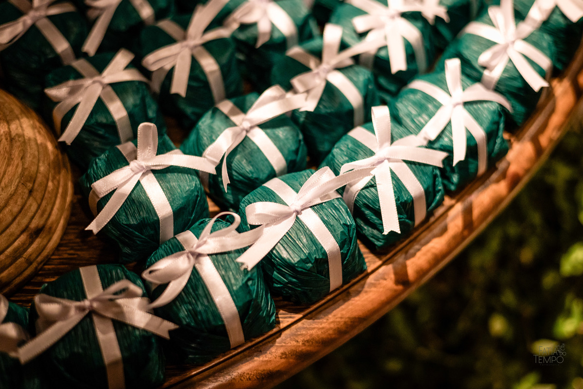 mini wedding, destination wedding, elopement, inspiração para noivas, maquiagem de noiva, penteado de noiva, trajes de noivo, espaço para casamento, música para cerimônia, buffet de casamento, doces finos, identidade visual de casamento,