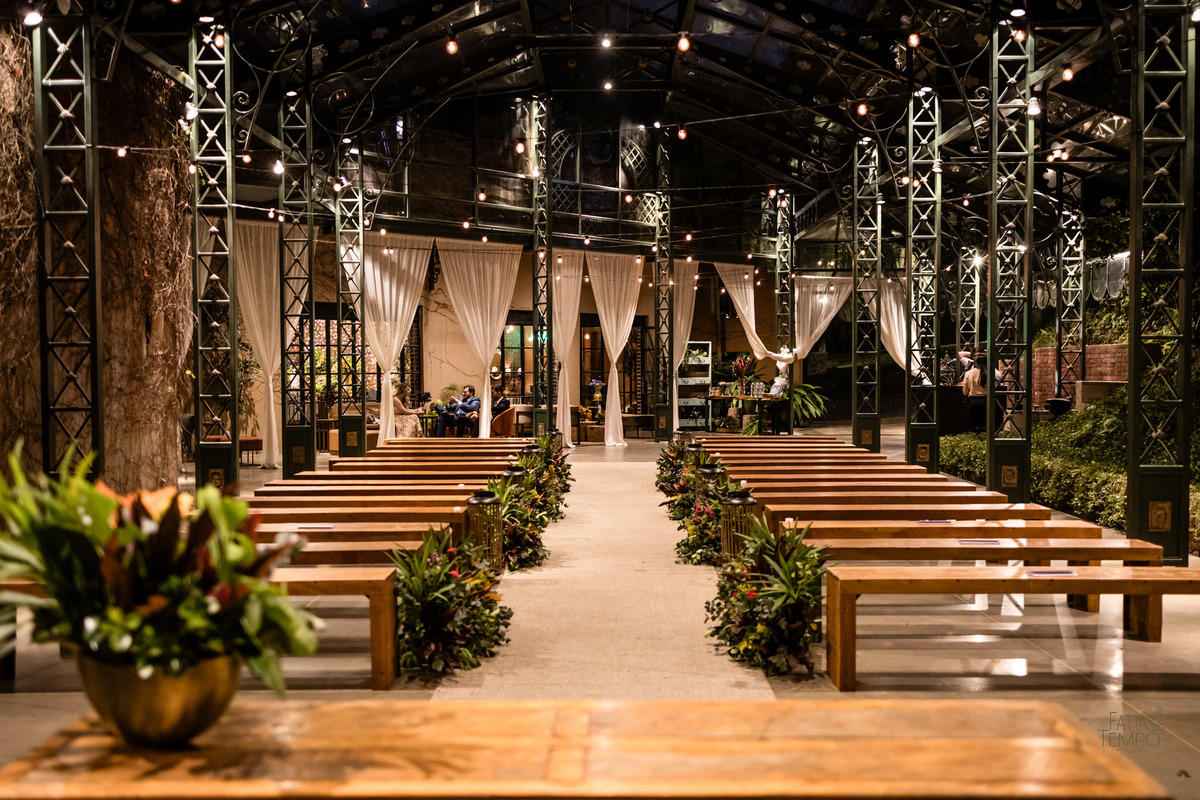 mini wedding, destination wedding, elopement, inspiração para noivas, maquiagem de noiva, penteado de noiva, trajes de noivo, espaço para casamento, música para cerimônia, buffet de casamento, doces finos, identidade visual de casamento,